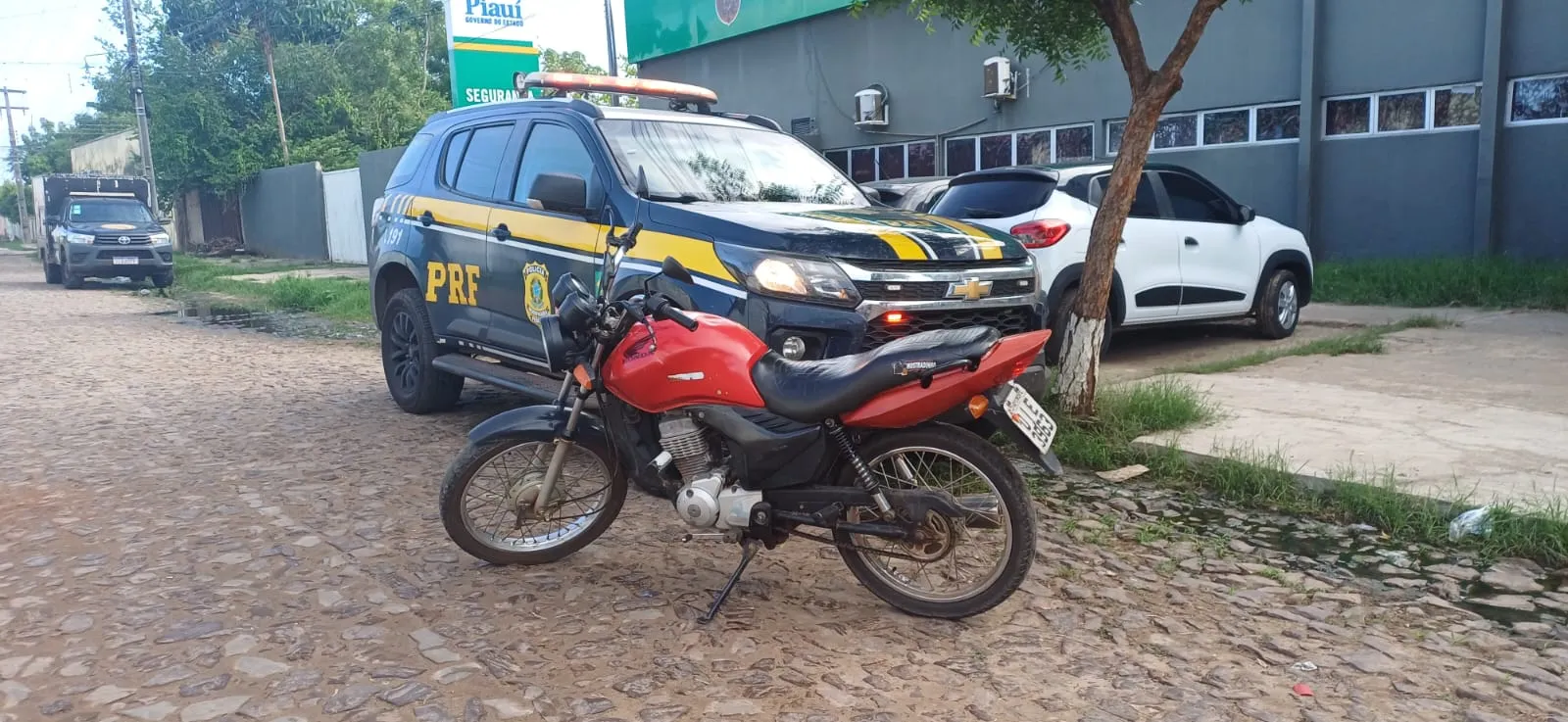 PRF recupera motocicleta roubada com sinais de adulteração em Piripiri