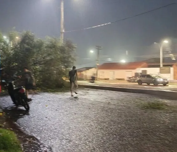 Mãe e filha ficam feridas após árvore cair sobre motocicleta