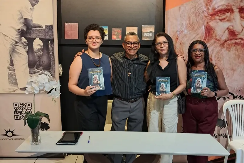 Pároco Frei Leandro faz lançamento de livro em Teresina