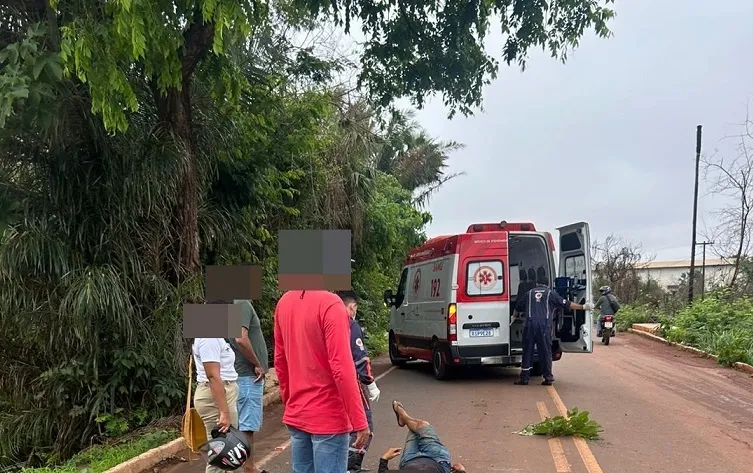 Homem é socorrido pelo Samu após colisão entre moto e carro na PI-213