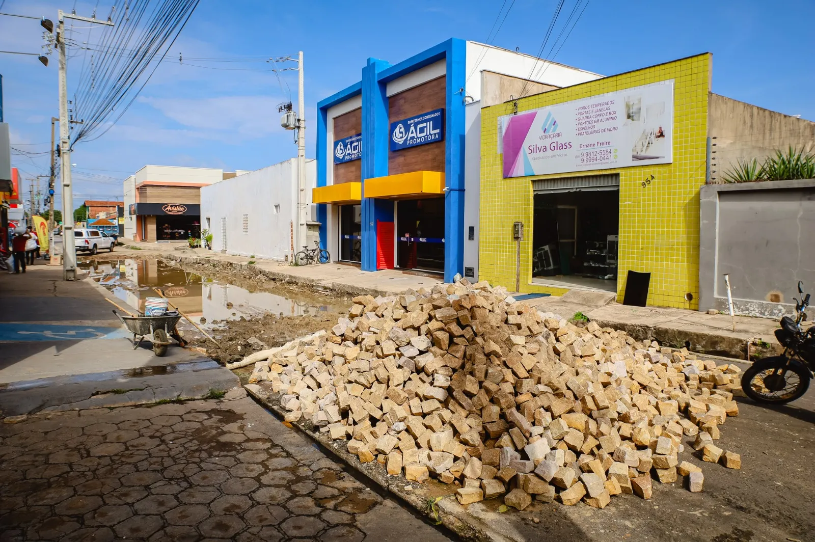 Prefeitura realiza obra de pavimentação da Rua Antônio Alves