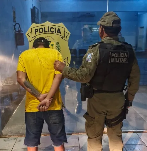 Homem é preso após ameaçar e agredir a própria mãe em Brasileira