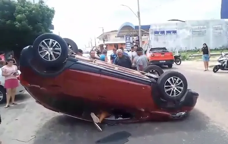 Mulher fica presa em carro após capotamento em acidente
