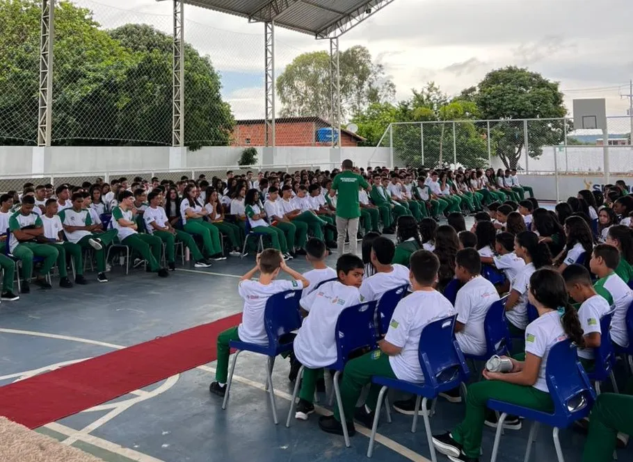 Mais de 170 mil estudantes iniciam ano letivo na rede estadual