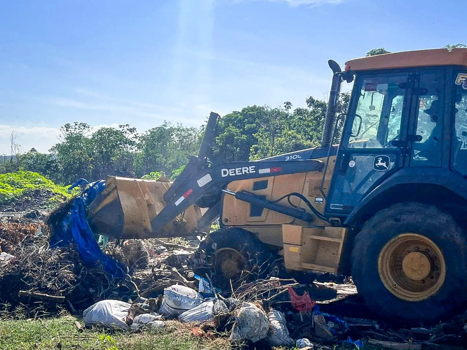 Prefeitura realiza mutirão de limpeza no bairro São João