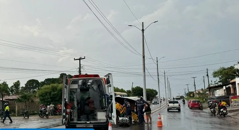 Batida entre carro e moto em avenida deixa feridos