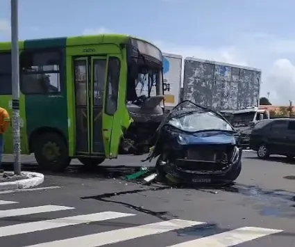 Colisão entre ônibus e carro deixa dois feridos no PI