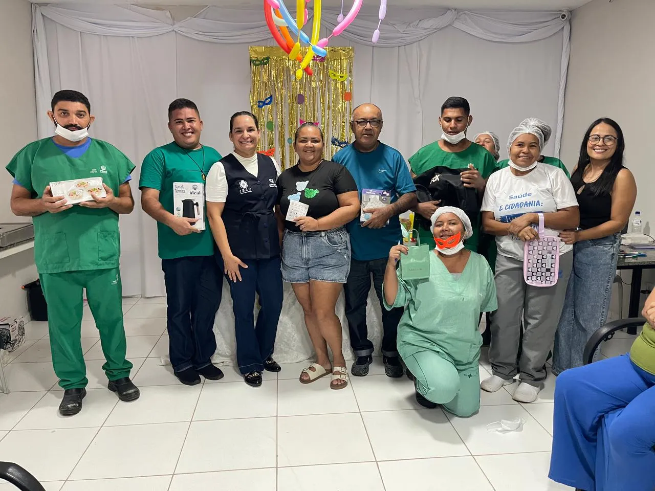HRCR celebra profissionais de higienização e limpeza em clima carnavalesco