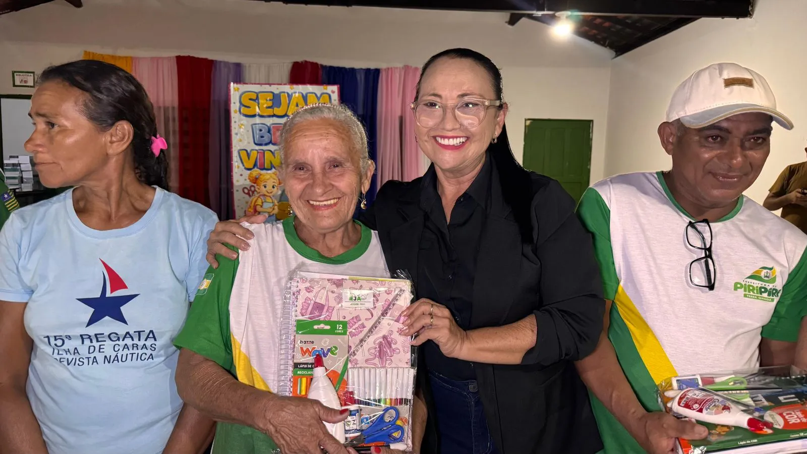 Prefeitura entrega material didático para alunos da EJA