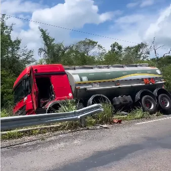 Caminhão-tanque tomba na BR-222 entre Piripiri e Batalha