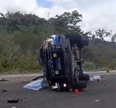 Viatura da Polícia Penal com detentas capota na BR-343