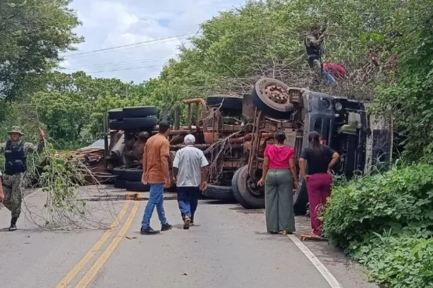 Carreta tomba e deixa motorista gravemente ferido no PI