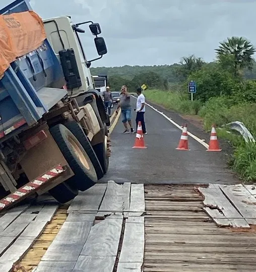 BR-222 segue interditada após estrutura ceder em Piripiri