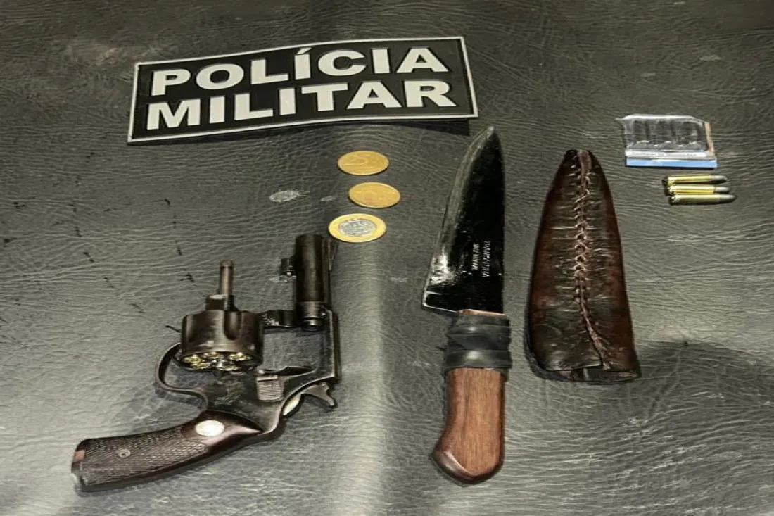 Homem é preso com faca e revólver após denúncia em Pedro II