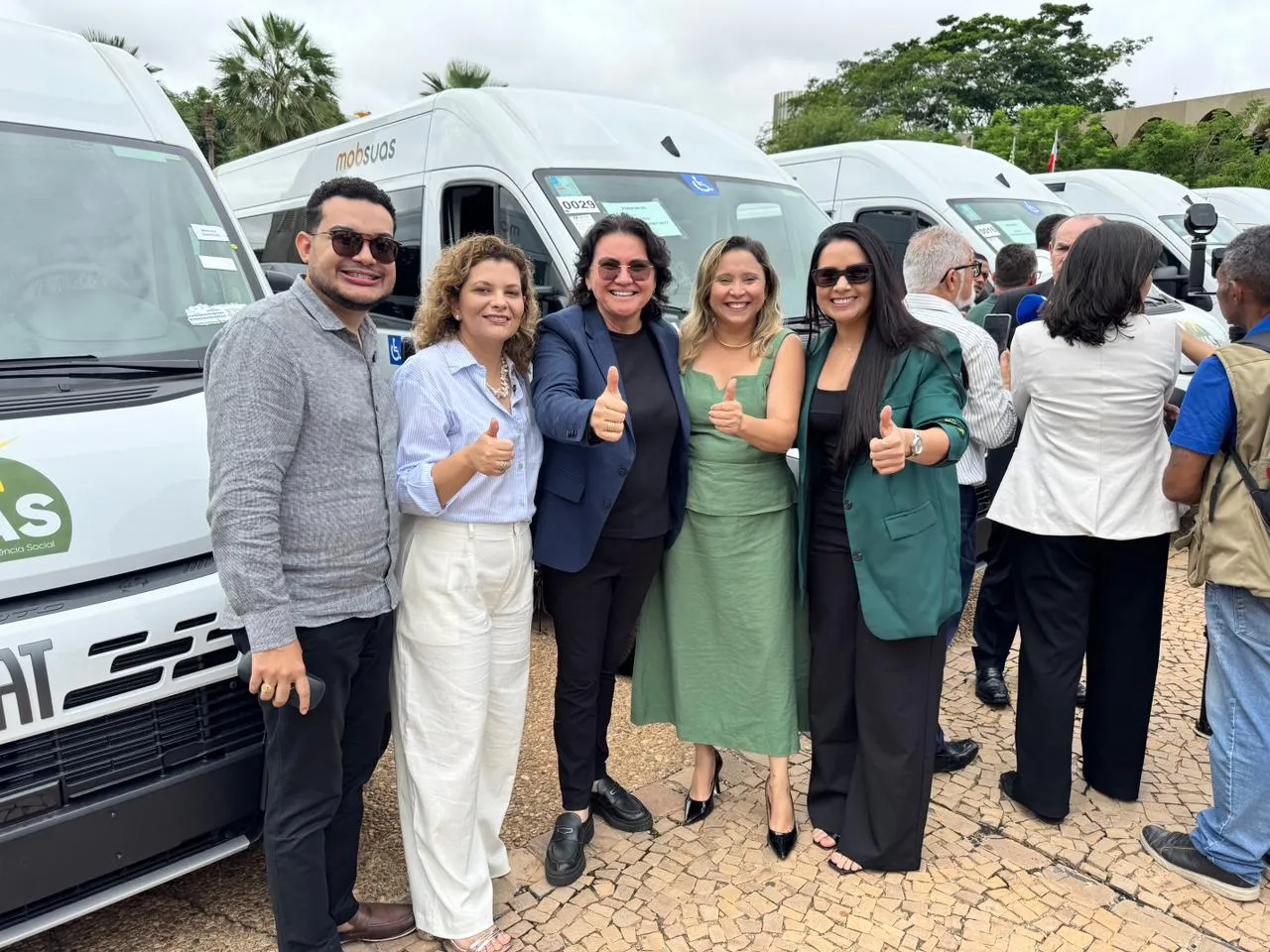 Jôve Oliveira recebe van para fortalecimento da assistência social em Piripiri