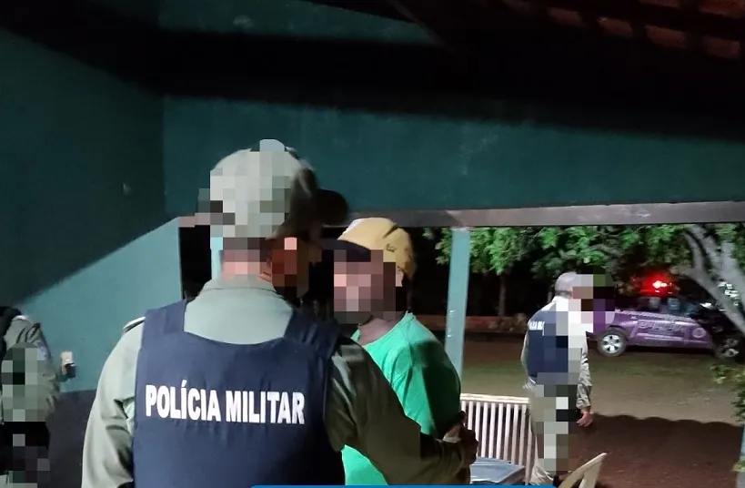 Ex-marido invade casa e tenta matar mulher e namorado