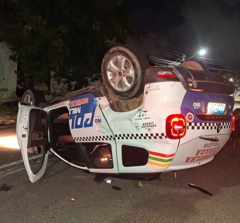 Viatura da PM capota após ser atingida por carro em cruzamento