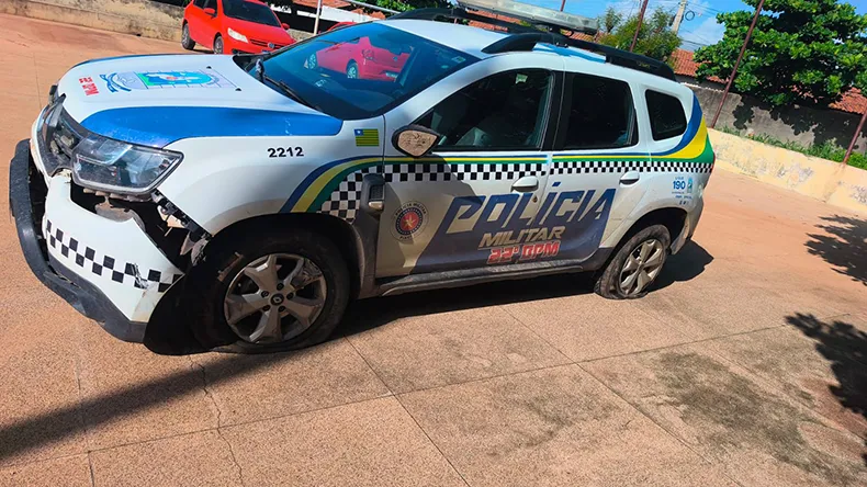 Motorista avança contra policiais e colide em viatura da PM
