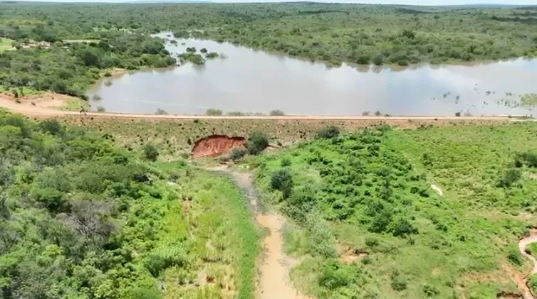 Famílias são retiradas após alerta de risco de rompimento de barragem 