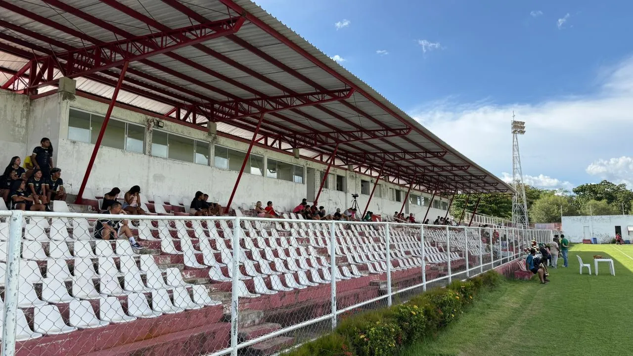 Cobertura do Estádio Ytacoatiara é reconstruída em Piripiri