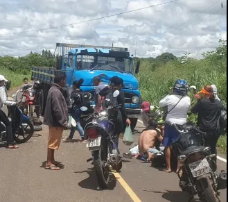 Motociclista morre após colisão frontal com caminhão