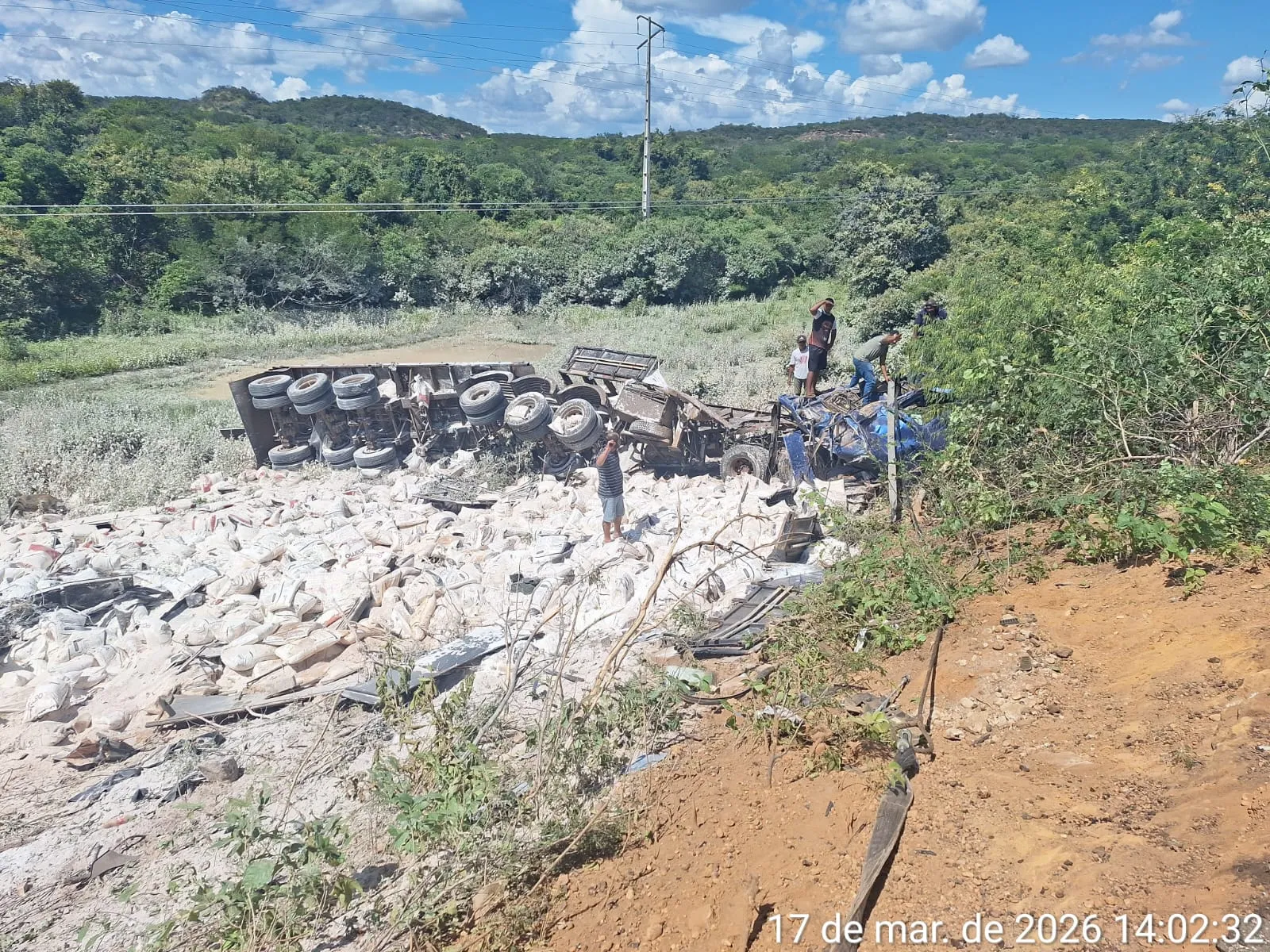 Carreta com trigo tomba na PI-141 no Piauí