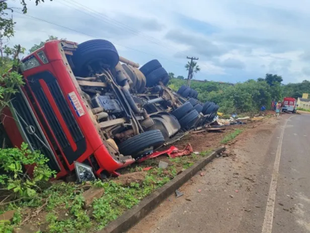 Carreta com ração tomba e deixa dois feridos no Piauí