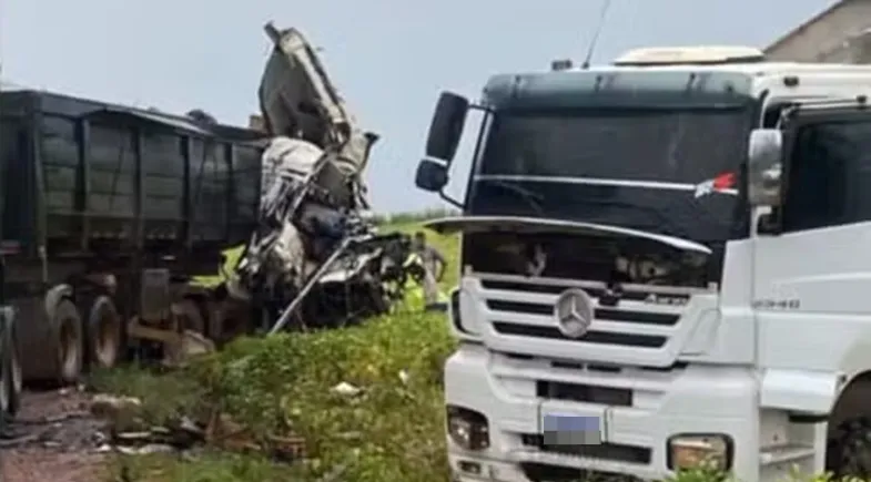 Caminhoneiro morre em colisão entre carreta e caminhão-tanque no PI