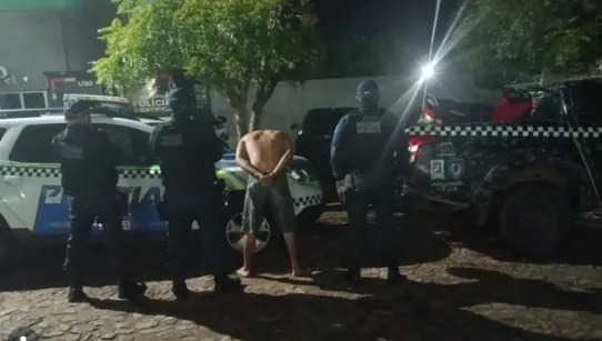 Suspeito é preso por tráfico e moto roubada no Centro de Brasileira