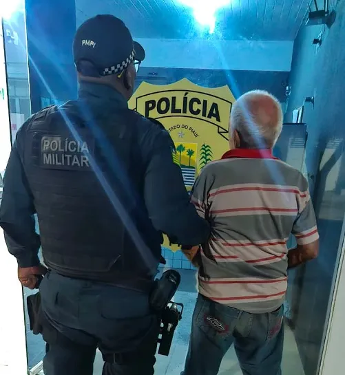 Idoso é preso após agredir mulher com facão em Brasileira
