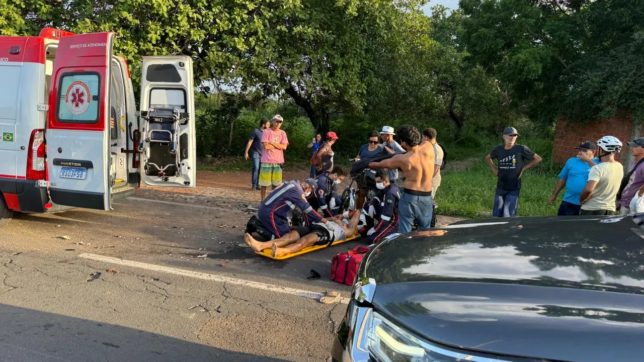 Motociclista fica ferido após colisão com caminhão em Piripiri