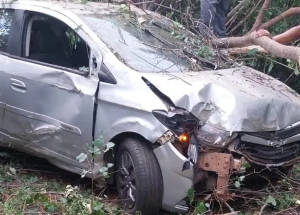 Casal fica ferido após motorista perder controle de carro