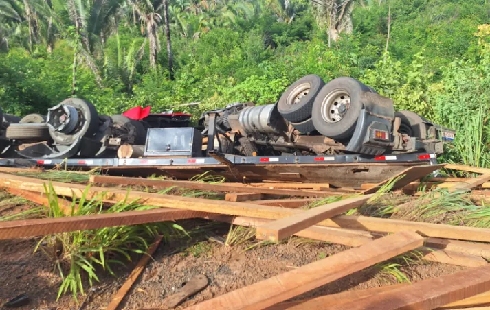 Caminhoneiro morre após acidente no Piauí