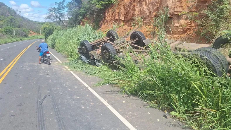 Caminhão capota, deixa um morto e outro ferido no PI