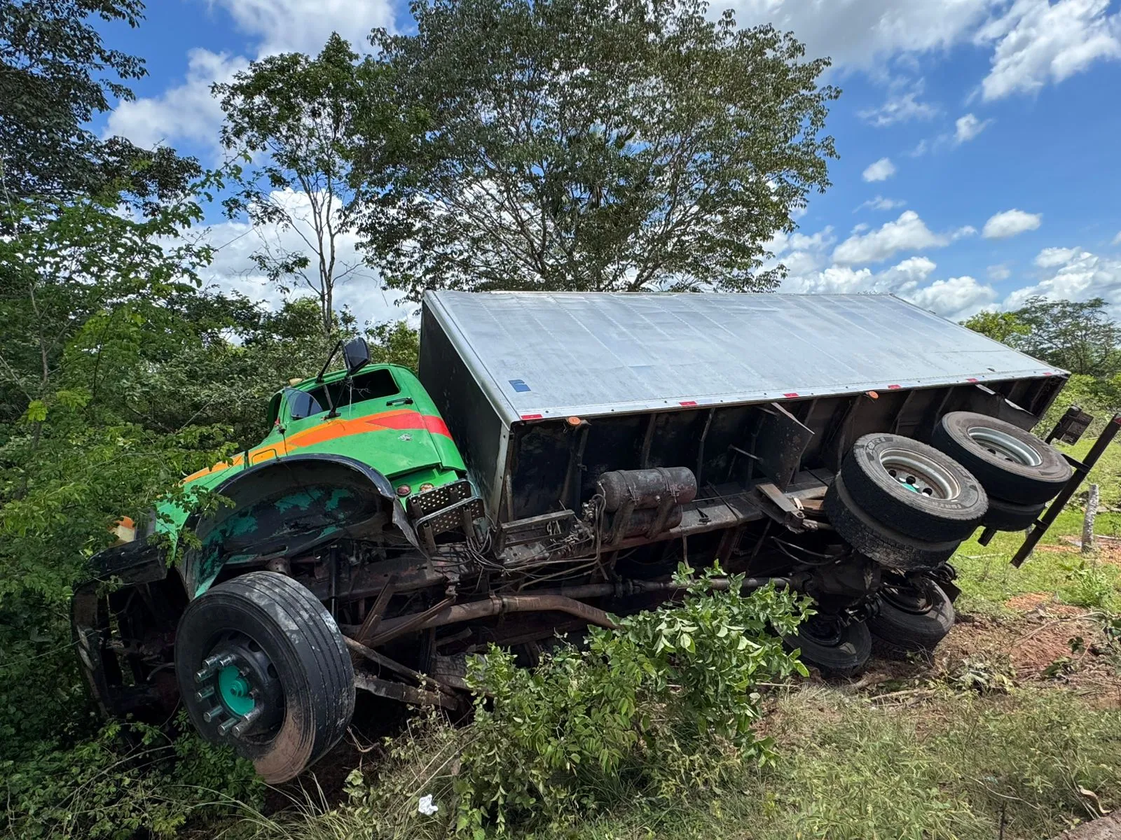 Caminhão baú é encontrado tombado na PI-111, zona rural de Piripiri