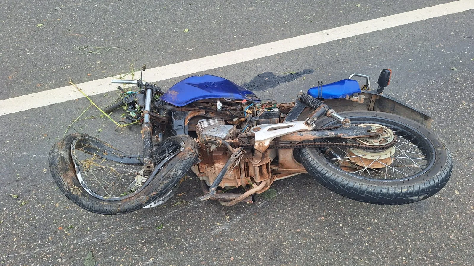 Colisão frontal entre carro e motocicleta deixa uma pessoa morta
