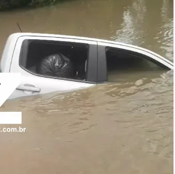 Motorista perde controle de picape e veículo cai em lagoa