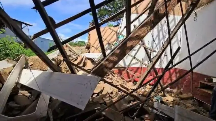 Prédio onde funcionava barbearia desaba às margens da BR-343 