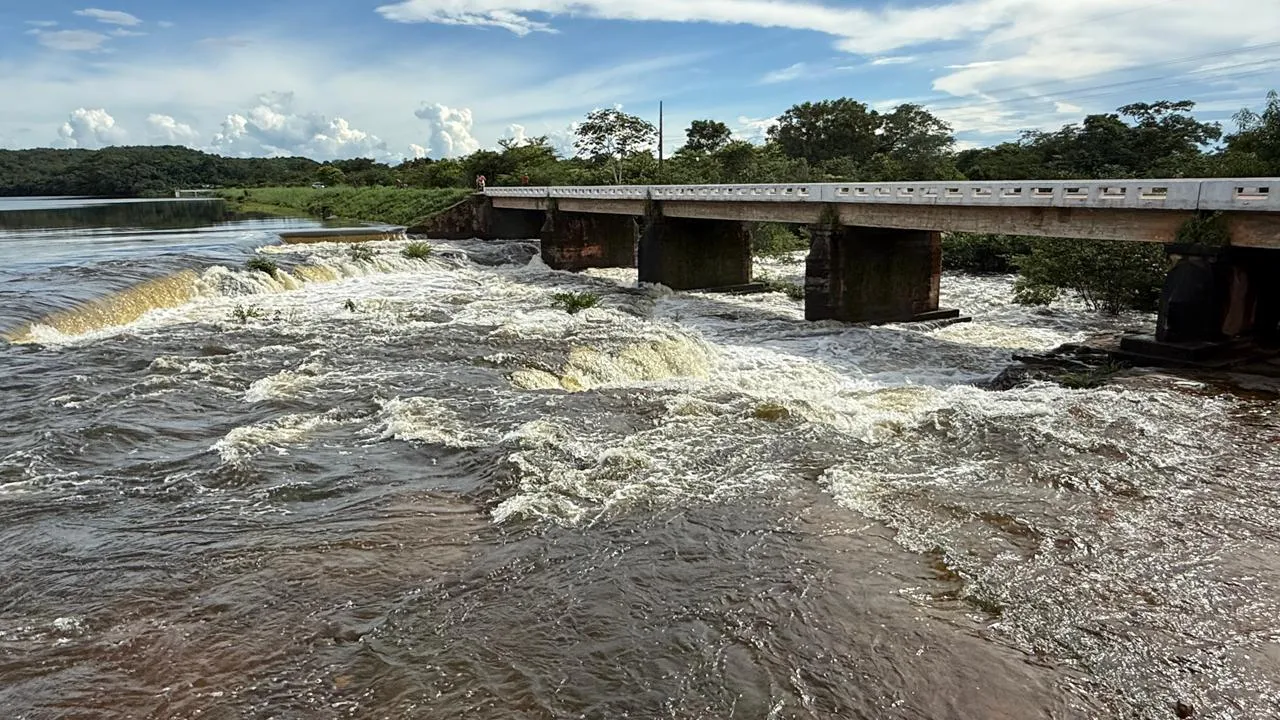 Chuvas intensas elevam nível do sangradouro do Açude Caldeirão em Piripiri