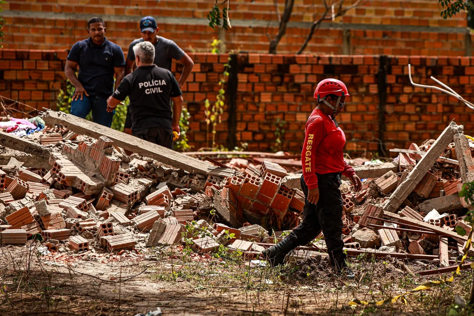 Sobrado desaba e mata mãe grávida e filhos em Barras