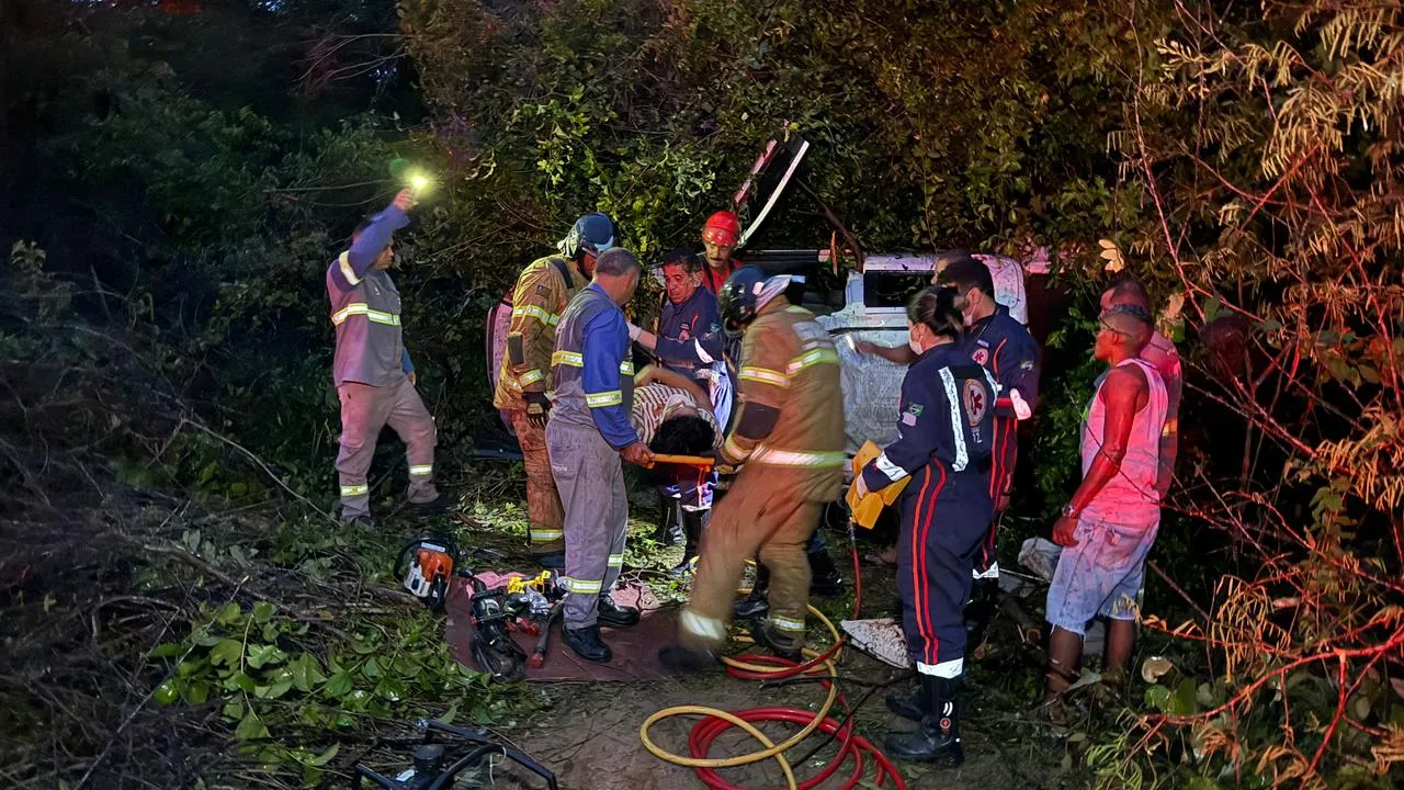 Carro com três ocupantes capota na BR-343 entre Piripiri e Brasileira