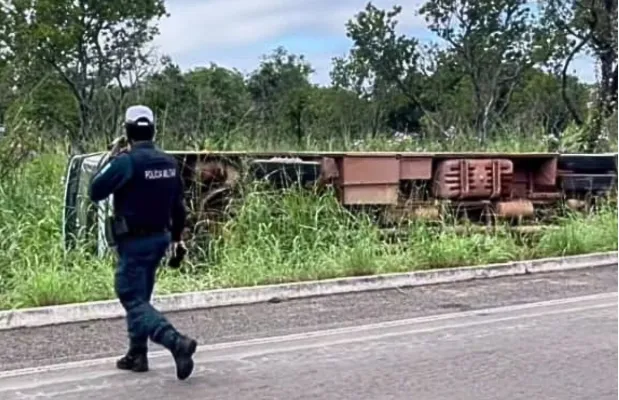 Ônibus escolar tomba e nove estudantes ficam feridos na BR-343