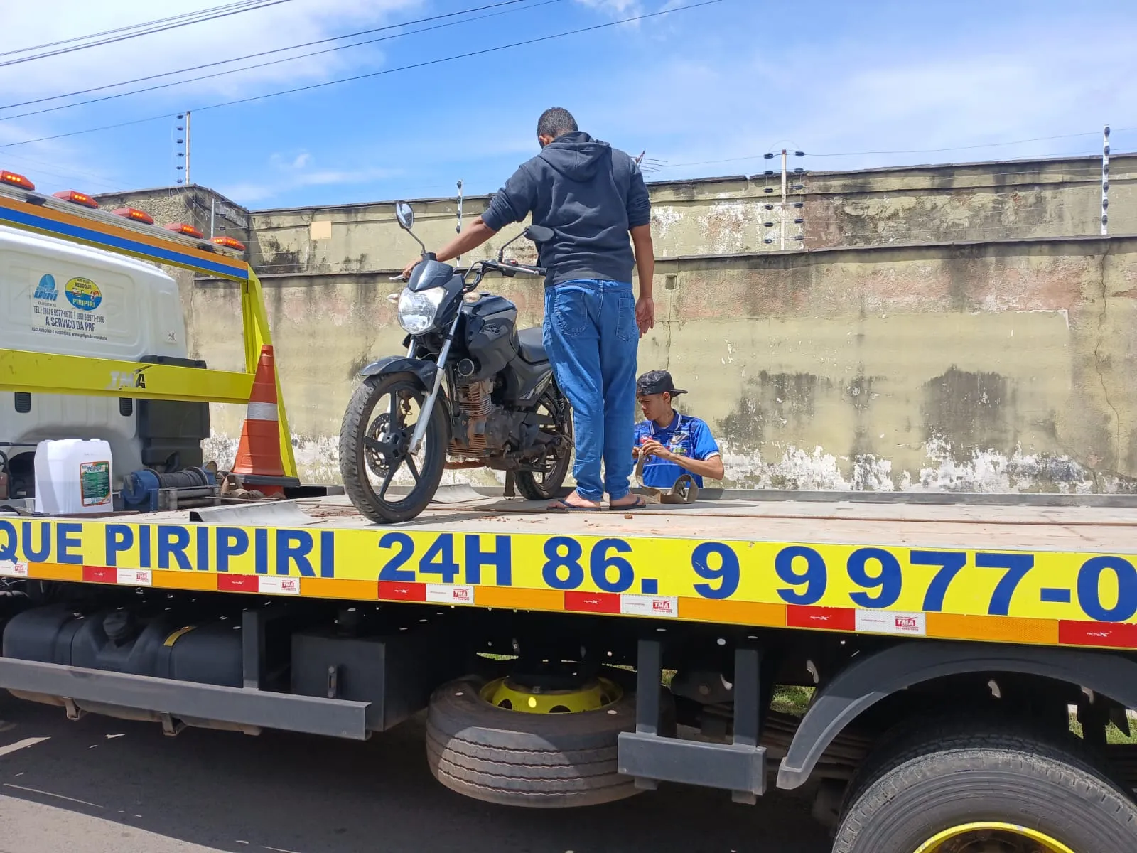 Motocicleta com registro de roubo é recuperada pela PRF em Piripiri