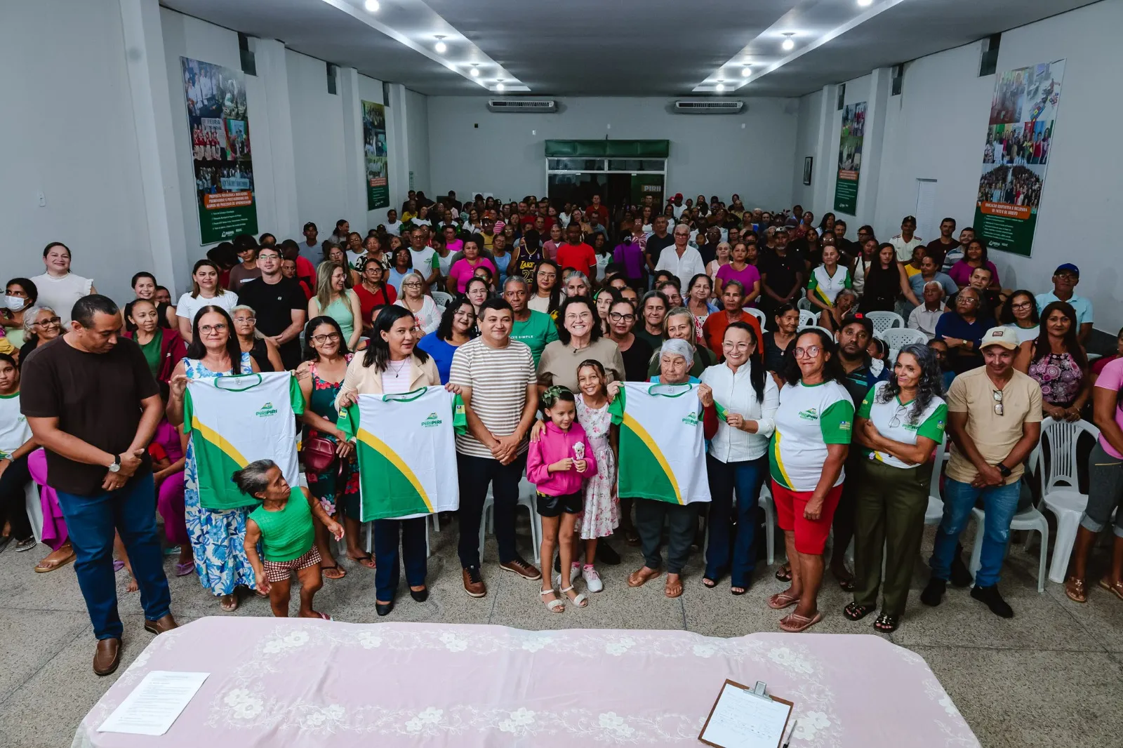 Prefeitura de Piripiri entrega fardamento a alunos da EJA