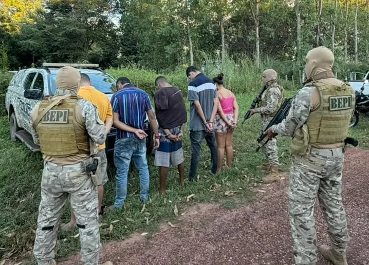 PM prende cinco suspeitos e apreende armas após homicídio