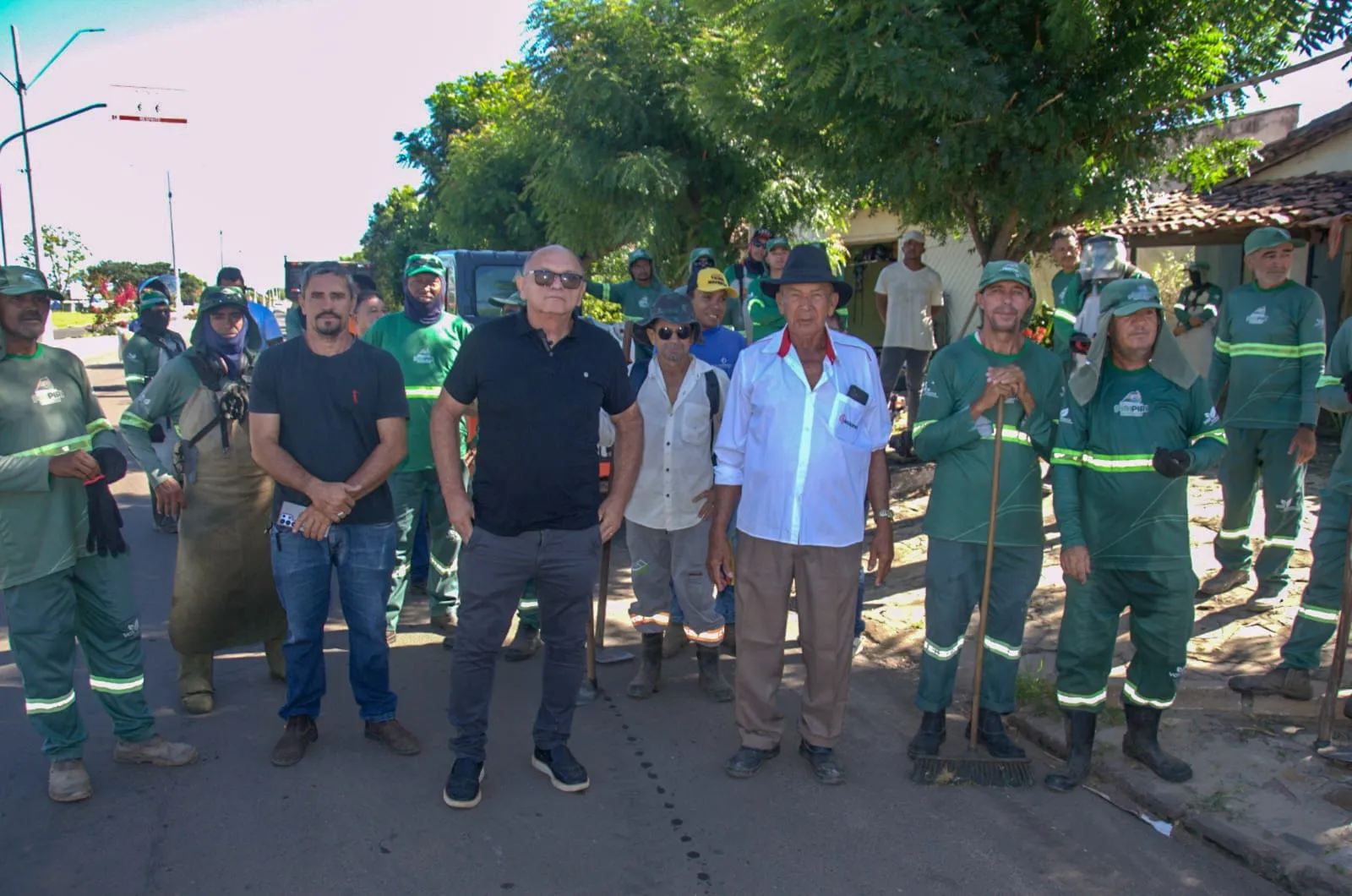 Mutirão de Limpeza Pública é iniciado no bairro Prado em Piripiri