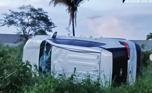 Mulher perde controle da direção, bate em veículo e capota