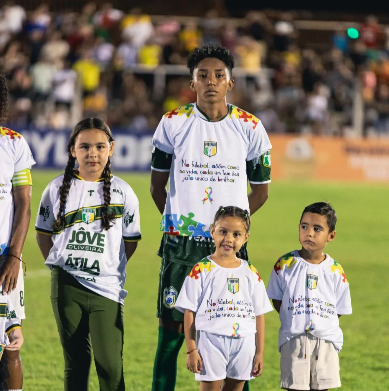Crianças entram em campo com faixa de inclusão antes de Piripiri x Flamengo