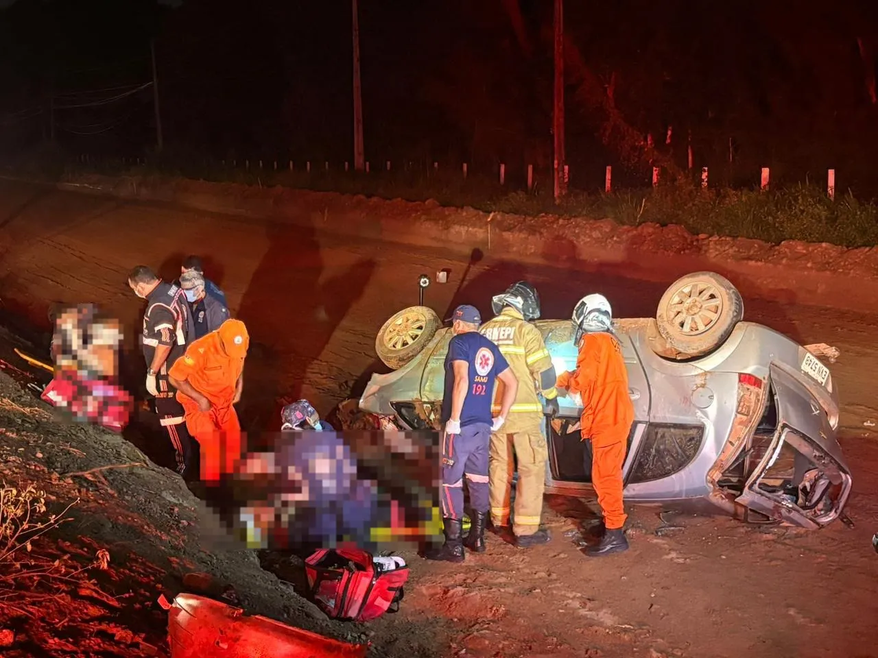 Homem e adolescente morrem em acidente entre carro e caminhão-tanque na BR-343