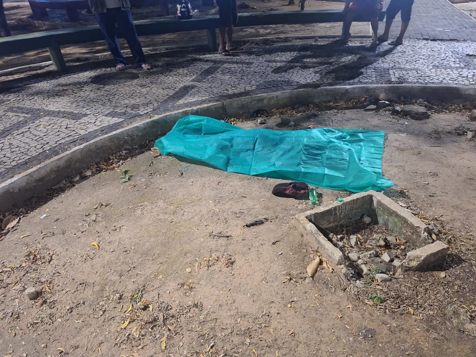Homem é assassinado a golpes de faca em praça